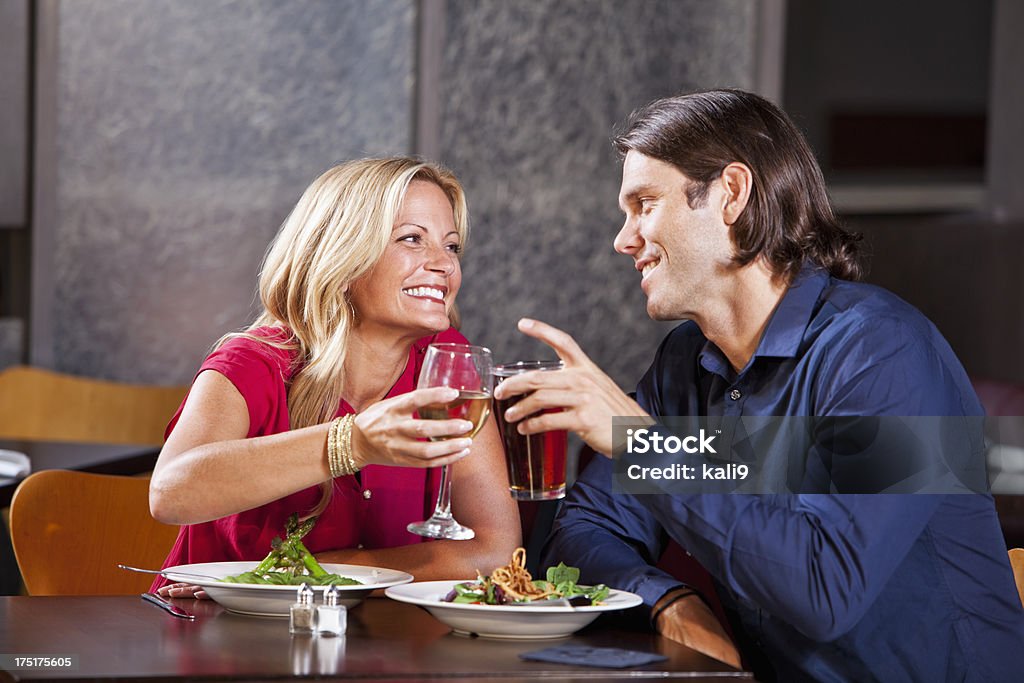 Pareja cenando en un restaurante - Foto de stock de 30-39 años libre de derechos