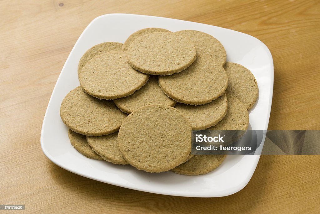 Scottish torta de avena galletas o galletas que se sirven en un plato - Foto de stock de Al horno libre de derechos