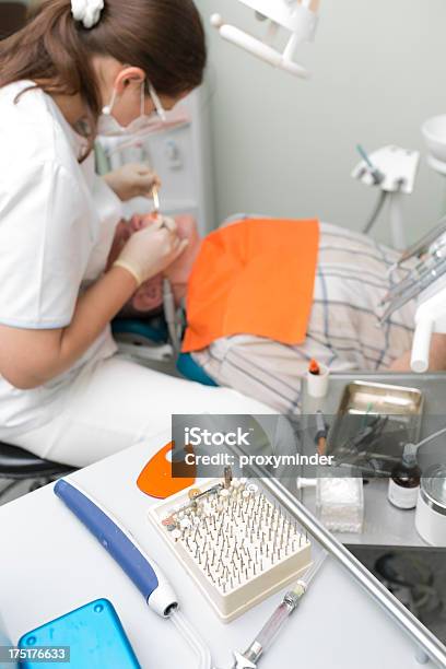 Paciente No Dentista Escritório De Dentista - Fotografias de stock e mais imagens de Adulto - Adulto, Branco, Broca Dentária