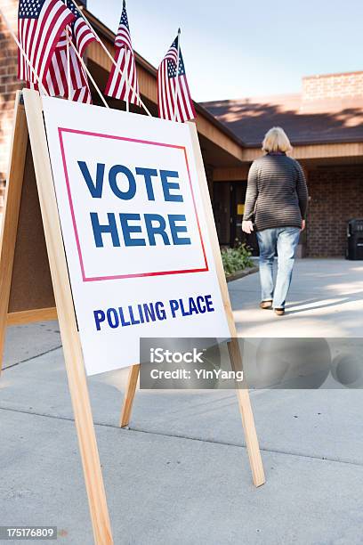 Liste Di Votazione Alla Sezione Elettorale Negli Stati Uniti Damerica - Fotografie stock e altre immagini di Adulto