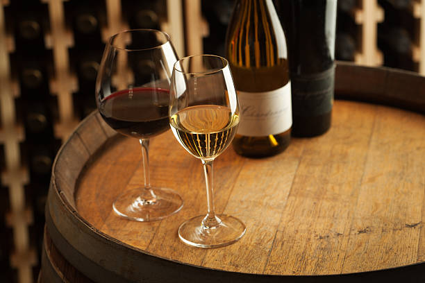 красное и белое вино дегустация вина очки, бутылки в погребе barrel - wine rack фотографии стоковые фото и изображения
