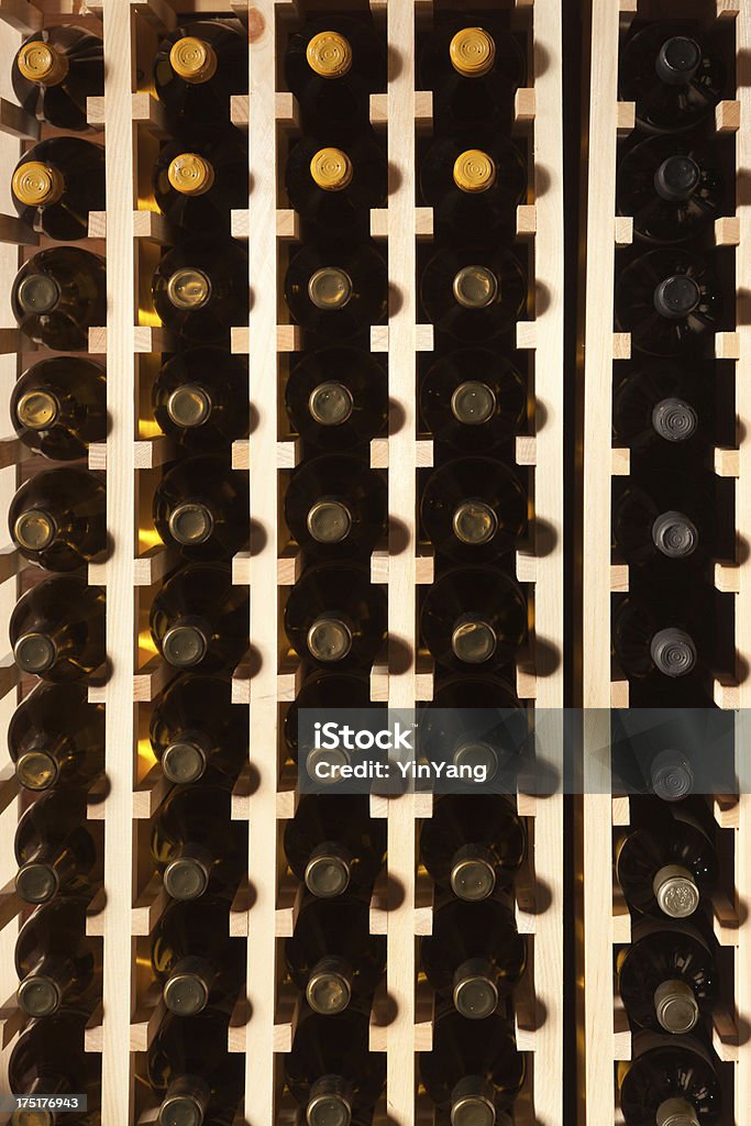 Rack de vinho com garrafas Vt - Foto de stock de Abundância royalty-free