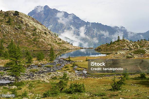 Foto de Lago Alpino e mais fotos de stock de Alpes Graios - Alpes Graios, Alpes europeus, Beleza natural - Natureza