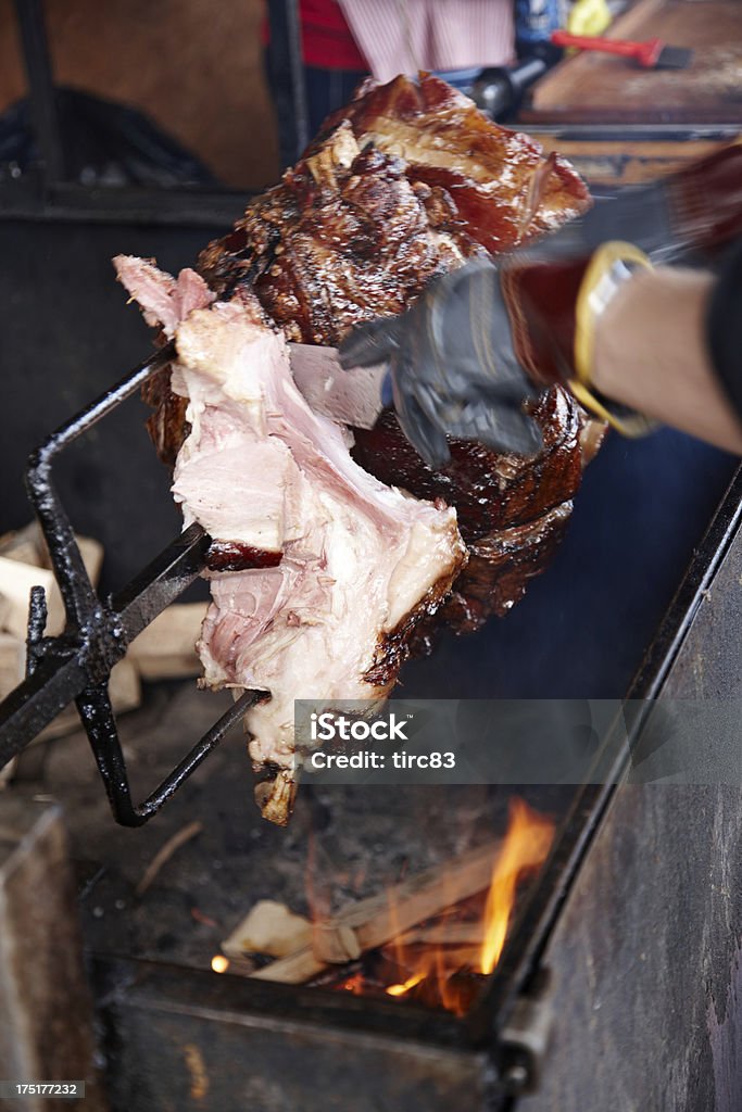 Il prosciutto Arrosto allo spiedo - Foto stock royalty-free di Ambientazione esterna