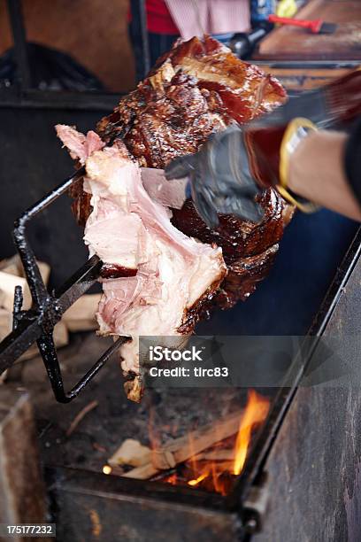 Il Prosciutto Arrosto Allo Spiedo - Fotografie stock e altre immagini di Ambientazione esterna - Ambientazione esterna, Arrosto - Cibo cotto, Arrosto allo spiedo