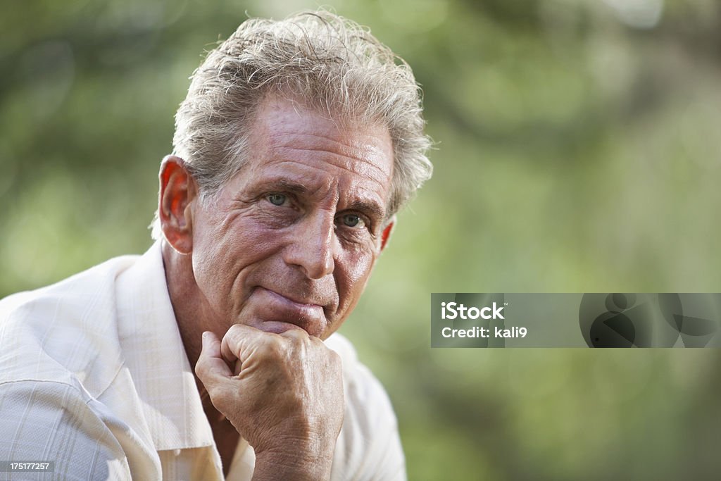 Homem sênior olhando para a câmera - Foto de stock de 60 Anos royalty-free