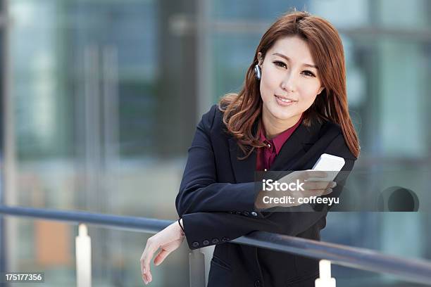 Piękne Businesswoman Nawiązywanie Rozmowy Telefonicznej - zdjęcia stockowe i więcej obrazów 20-24 lata