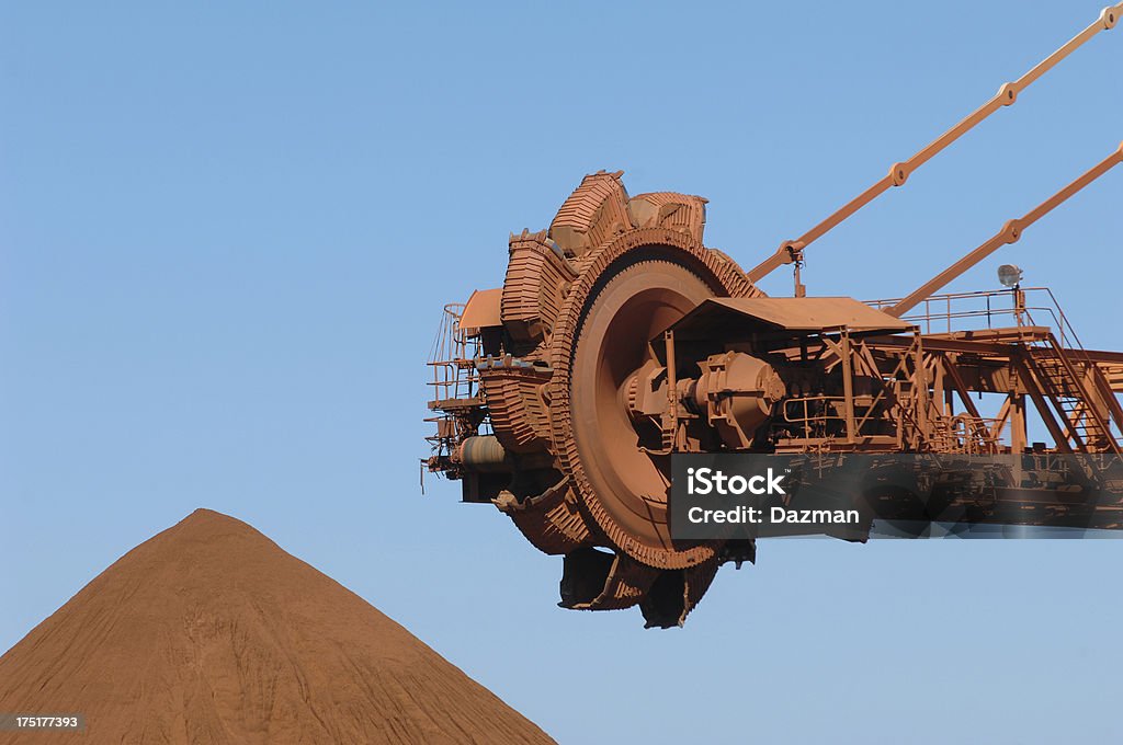 Reclaimer および鉄鉱石を蓄積すること - オーストラリアのロイヤリティフリーストックフォト