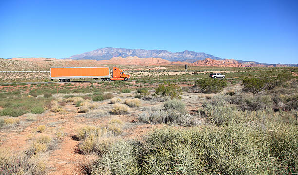 straßenfracht durch utah's red rock highway - truck space desert utah stock-fotos und bilder