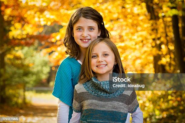 Zwei Schwestern Stehen Außerhalb Zusammen Auf Herbst Tag Stockfoto und mehr Bilder von 10-11 Jahre