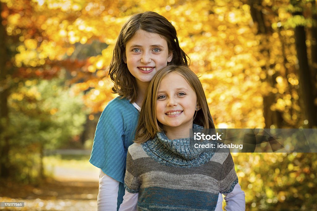 Deux Soeurs debout à l'extérieur de l'ensemble sur la journée d'automne - Photo de 10-11 ans libre de droits