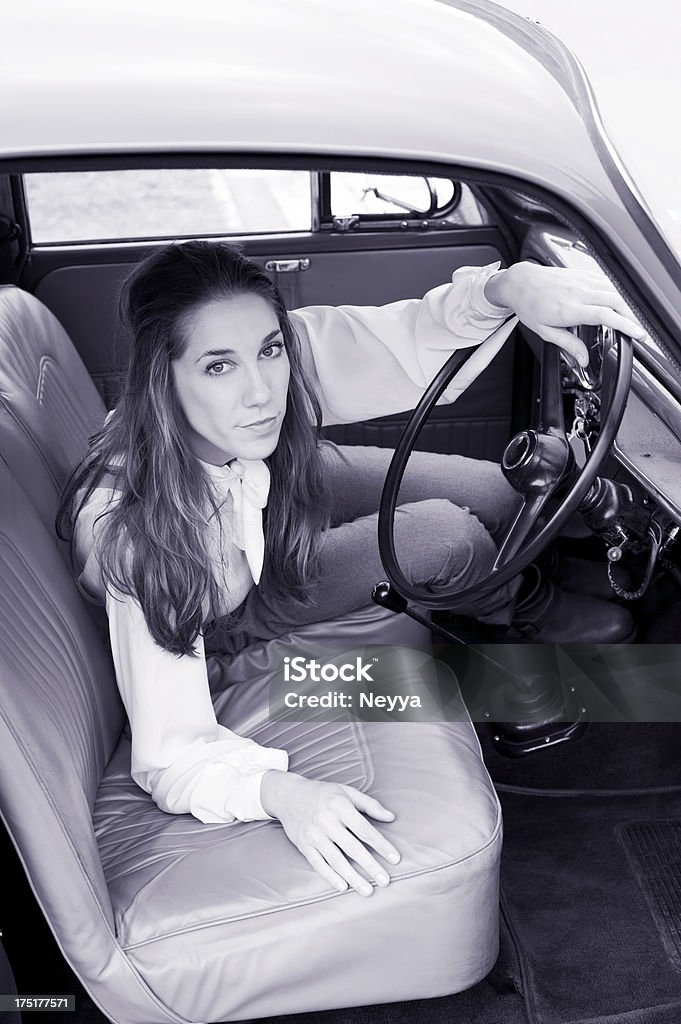 Donna in un auto d'epoca - Foto stock royalty-free di 1960-1969