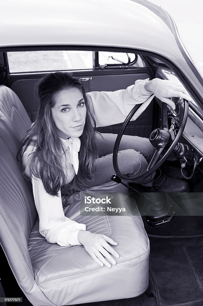 Mulher em um carro antigo - Foto de stock de 1960-1969 royalty-free
