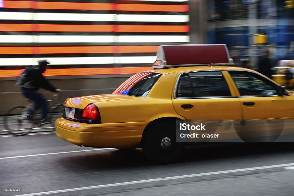 Taxis jaunes à Times Square, drapeau américain en arrière-plan - Photo de Affaires libre de droits