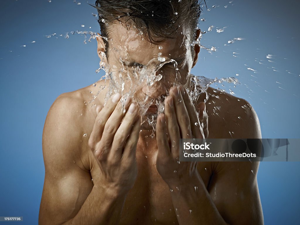 若いハンサムな男性の顔を洗う - しぶきを上げるのロ��イヤリティフリーストックフォト