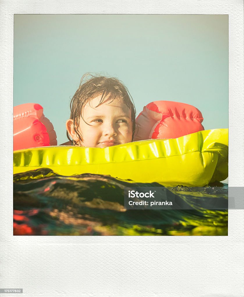 Маленькая девочка весело в море - Стоковые фото Вертикальный роялти-фри