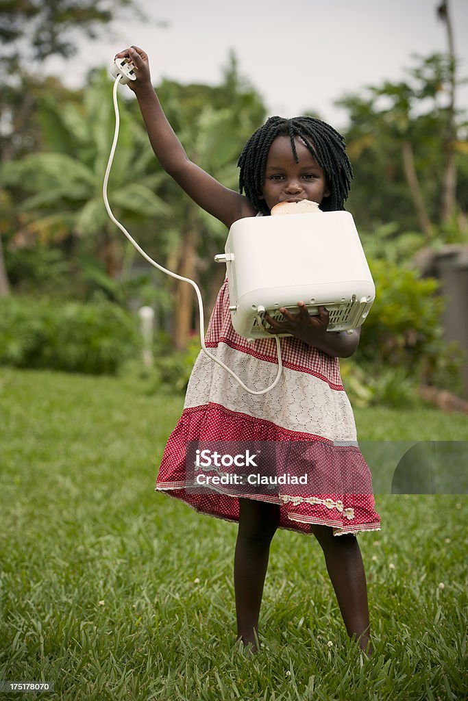 Dziewczynka gospodarstwa Toster - Zbiór zdjęć royalty-free (Afryka)