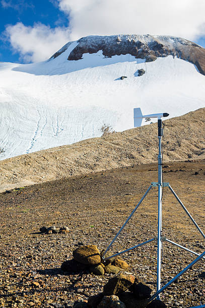 station météo en islande - snaekollur photos et images de collection