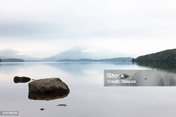 Photo libre de droit de Misty Aube Sur Loch Lomond banque d'images et plus d'images libres de droit de Brouillard - Brouillard, Colline, Culture écossaise