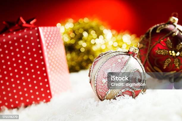 Goldenczerwony Boże Narodzenie Tło Z Obecnych I Świecidełek - zdjęcia stockowe i więcej obrazów Bez ludzi