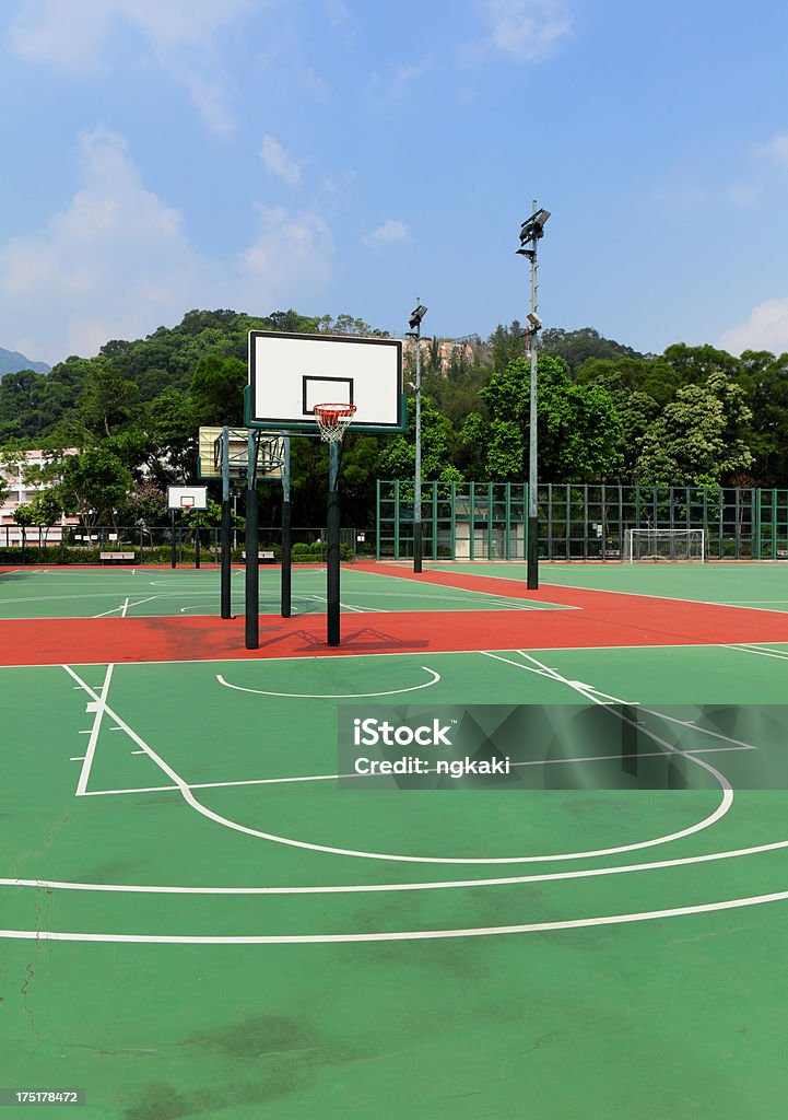 Cancha de básquetbol al aire libre - Foto de stock de Actividades recreativas libre de derechos