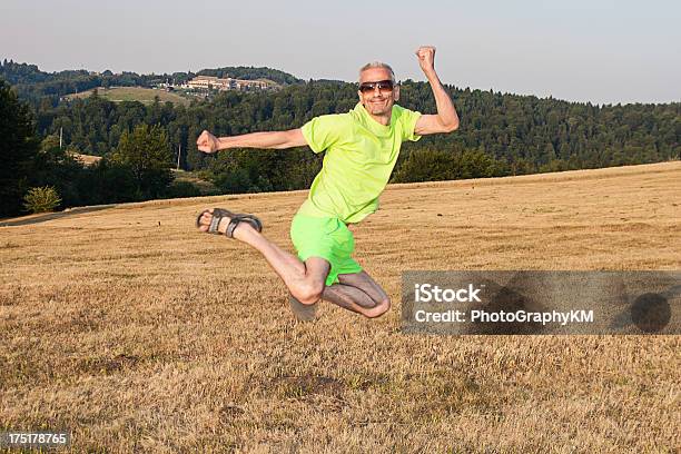 Foto de Salto e mais fotos de stock de Adulto - Adulto, Alegria, Beleza