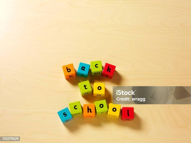 Holzboden Mit Back To School Worte Stockfoto und mehr Bilder von Bauklotz - Bauklotz, Beginn des Schuljahres, Bildung