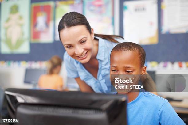 Foto de Desfrutando De Computador e mais fotos de stock de Adulto - Adulto, Afro-americano, Aluno