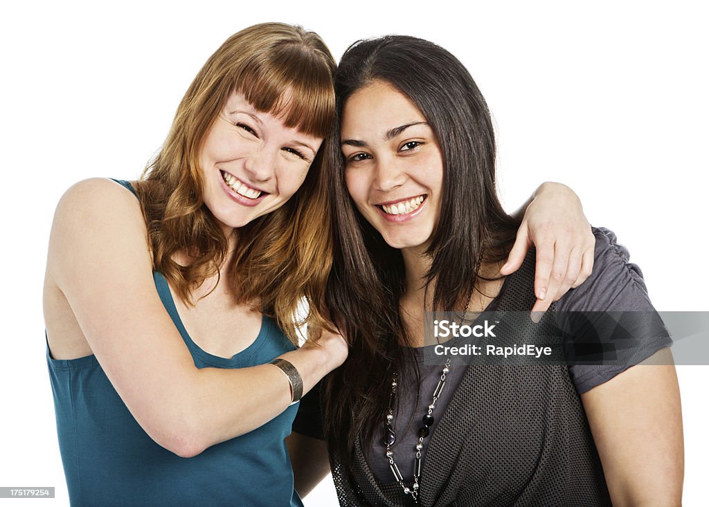 Duas mulheres em uma jovem sorridente abraça amigável - Royalty-free Abraçar Foto de stock