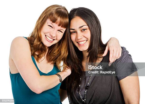 Duas Mulheres Em Uma Jovem Sorridente Abraça Amigável - Fotografias de stock e mais imagens de Abraçar