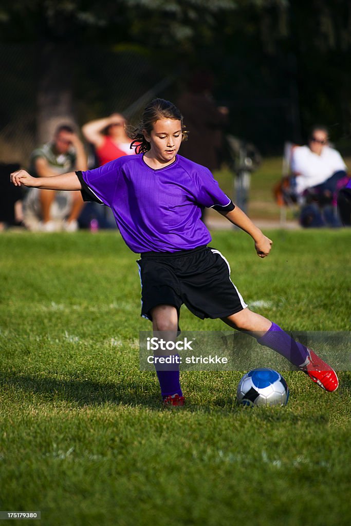 Jovem jogadora de futebol feminino atinge a bola com o pé - Royalty-free Criança Foto de stock