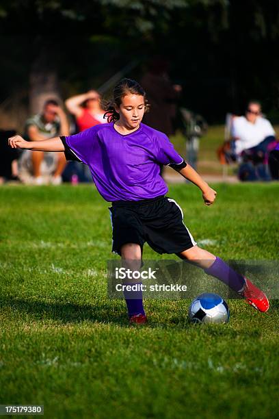 Jovem Jogadora De Futebol Feminino Atinge A Bola Com O Pé - Fotografias de stock e mais imagens de Criança