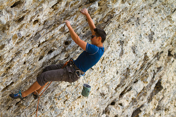 남자 바위산 클라이밍, 캐나다 - canmore extreme sports rock rock climbing 뉴스 사진 이미지