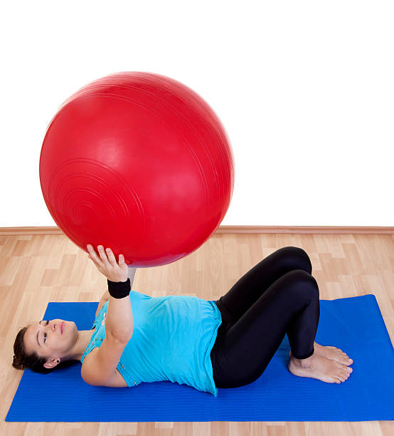 donna incinta facendo esercizi - human pregnancy prenatal care relaxation exercise ball foto e immagini stock