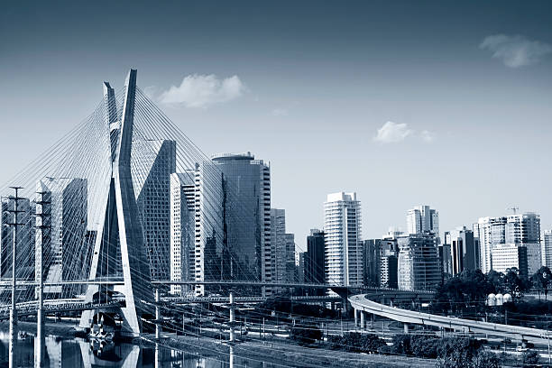 famosa cabo permaneceu ponte na cidade de são paulo. - cable stayed bridge imagens e fotografias de stock