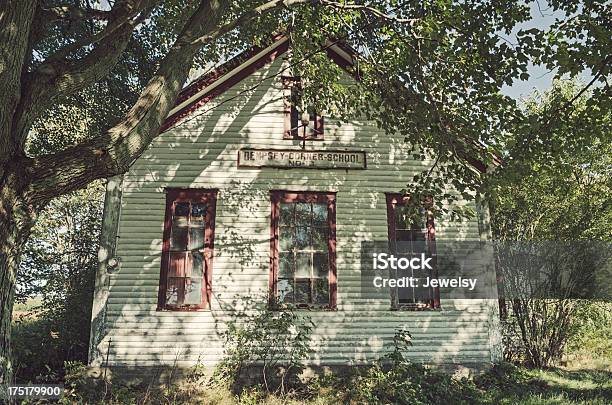 Vecchia Scuola - Fotografie stock e altre immagini di Abbandonato - Abbandonato, Albero, Antico - Vecchio stile