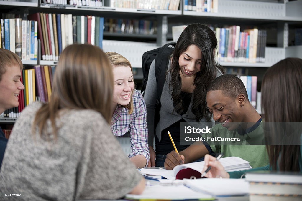 Studieren in der Bibliothek. - Lizenzfrei 16-17 Jahre Stock-Foto