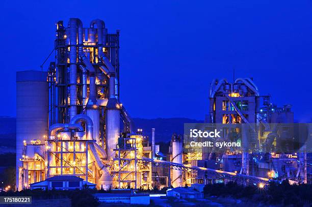 Хорошее Освещение Тяжелых Промышленный Завод — стоковые фотографии и другие картинки Machinery - Machinery, Башня, Без людей