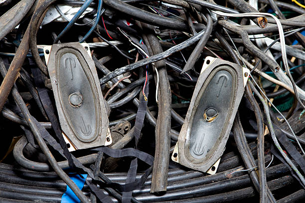 xxxl recyclage chaînes de télévision par câble - scrap metal audio photos et images de collection