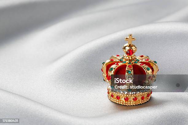 Corona In Oro Con Gemme - Fotografie stock e altre immagini di Corona reale - Corona reale, Famiglia reale, Fotografia da studio