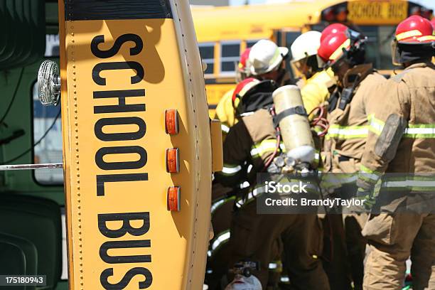 Fireman Extricating Alunos De Autocarro Escolar - Fotografias de stock e mais imagens de Acidente - Conceito - Acidente - Conceito, Acidente - Evento Relacionado com o Transporte, Acidente de Carro