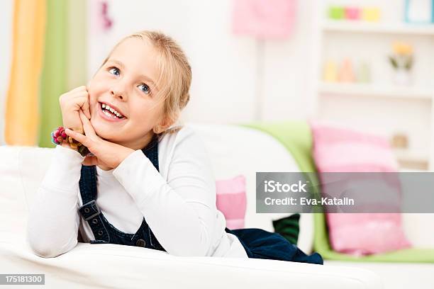 Retrato De Uma Rapariga Engraçada - Fotografias de stock e mais imagens de 6-7 Anos - 6-7 Anos, Beleza, Cabelo Comprido