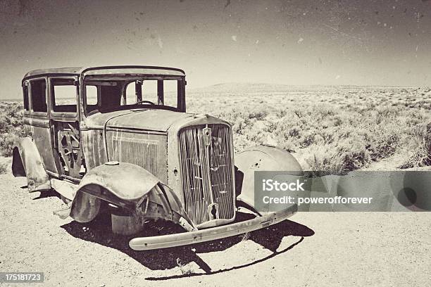 Arrugginito Antique Car Nel Deserto Dellarizona - Fotografie stock e altre immagini di Ambientazione esterna - Ambientazione esterna, Antico - Vecchio stile, Arizona