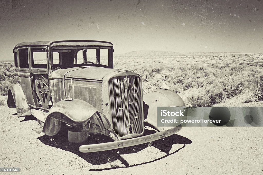Заржавленный Старинный автомобиль в пустыне Аризона - Стоковые фото Автомобиль роялти-фри