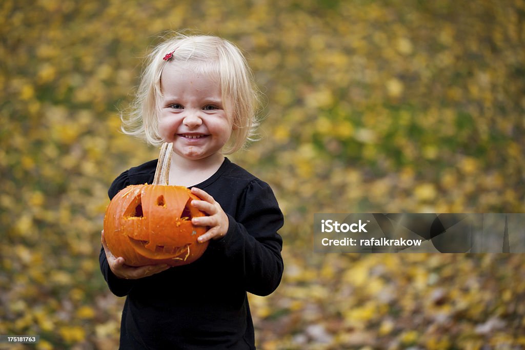 Dziewczynka Upozowując z Halloween Dynia - Zbiór zdjęć royalty-free (Dynia)
