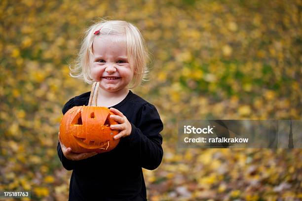 Dziewczynka Upozowując Z Halloween Dynia - zdjęcia stockowe i więcej obrazów Dynia - Dynia, Dzieciństwo, Dziecko