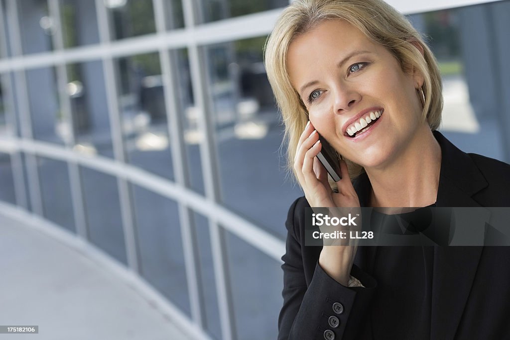 美しい笑顔の女性が彼女の携帯電話で話している - 1人のロイヤリティフリーストックフォト