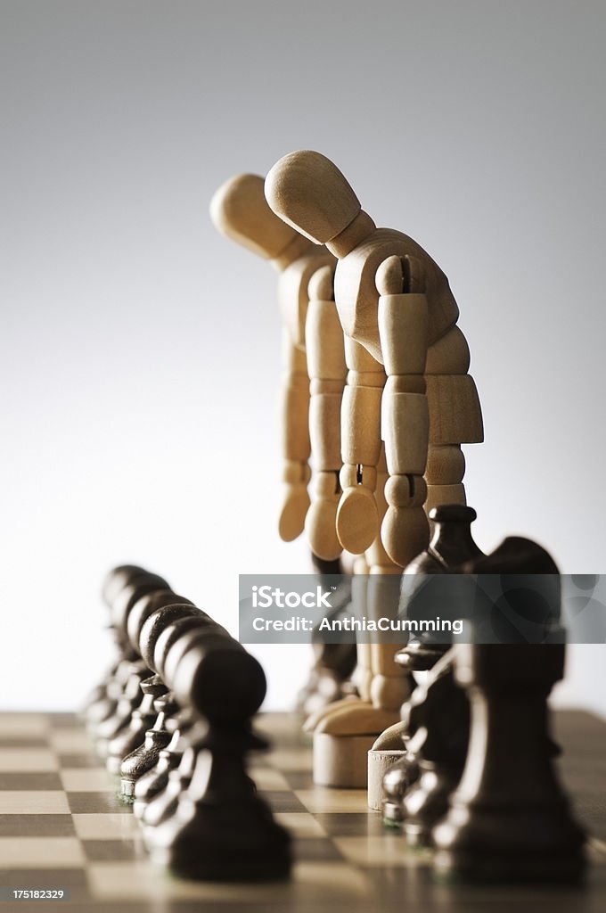 Cama King-size e Queen peças de xadrez no tabuleiro de xadrez-se inútil - Foto de stock de Bispo - Peça de xadrez royalty-free