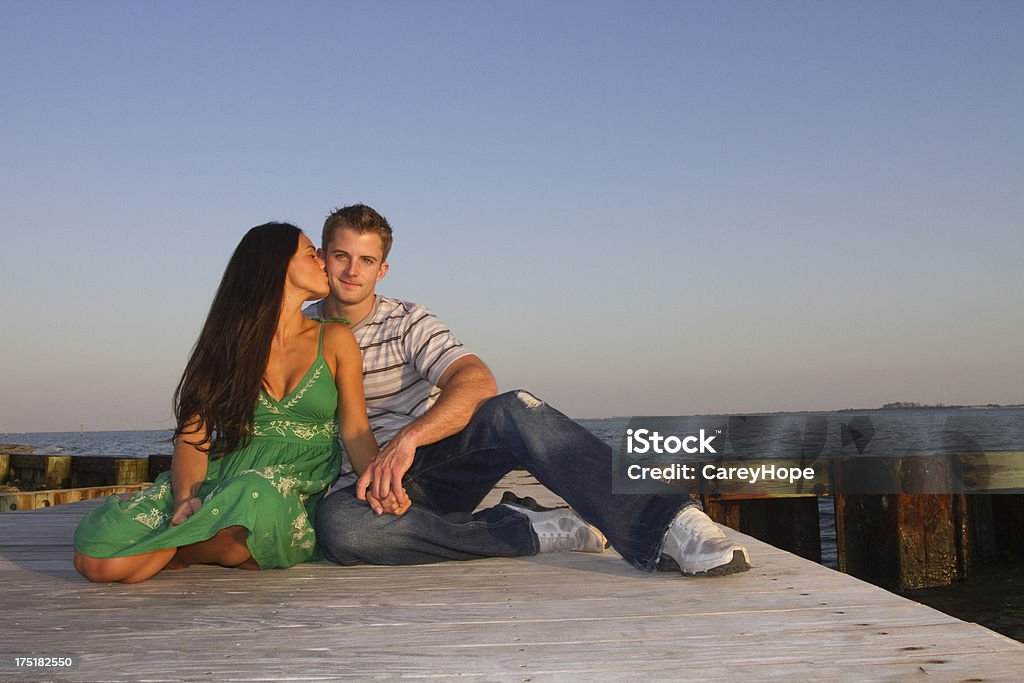 couple sur la jetée - Photo de Adulte libre de droits