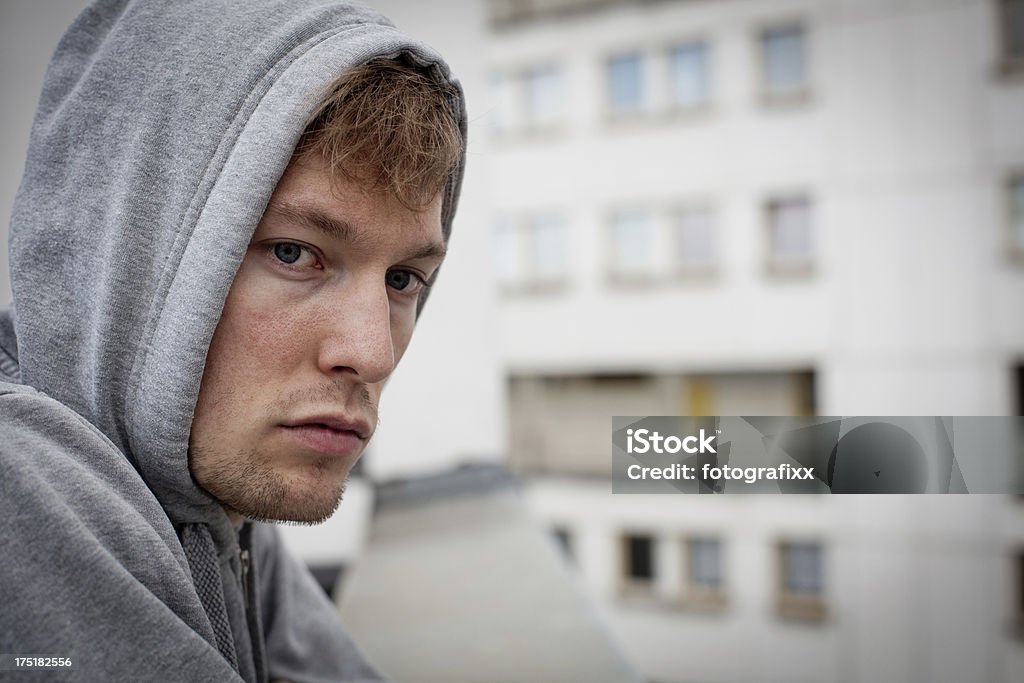 Retrato de um homem jovem com capuz em urban localização - Royalty-free Adulto Foto de stock